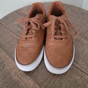 Levi’s brown low top sneakers